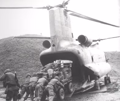 Điểm cơ động của CH-47 thể hiện ở chỗ, chiếc trực thăng này có khả năng đổ hàng, đổ quân mà không cần hạ cánh. Cụ thể, CH-47 có thể hoàn toàn lơ lửng trên không và ghé đuôi vào vị trí đổ quân một cách dễ dàng. Nguồn ảnh: Member.