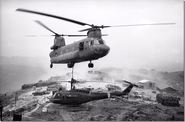 Với địa hình của Việt Nam, việc một trực thăng vận tải có độ cơ động tốt như Chinook hoàn toàn phù hợp với việc vậy tải hàng hóa, binh lính cũng như các khí tài hạng nặng trên chiến trường này. Nguồn ảnh: Pinterest.