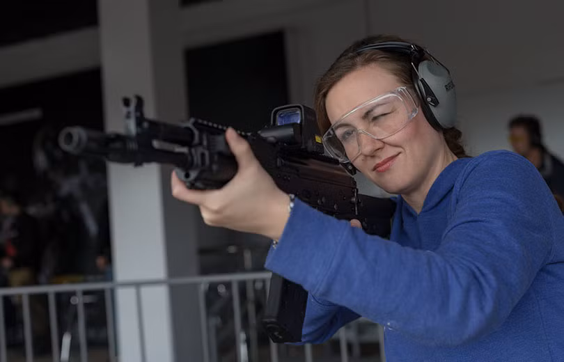 Một khách tham quan nữ bắn thử súng trường tấn công AK-12 do Kalashnikov phát triển dành cho Quân đội Nga, cỏ vẻ như các chị, các mẹ khá thích thú khi được trên tay loại vũ khí này. Nguồn ảnh: Kalashnikov.