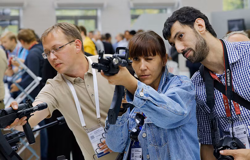 Đáng tiếc là tại Army-2017 năm nay, phía Kalashnikov không giới thiệu thêm bất kỳ mẫu súng mới nào do hãng này sản xuất, số còn lại hầu hết đều đã được giới trong những năm trước đó. Nguồn ảnh: Kalashnikov.