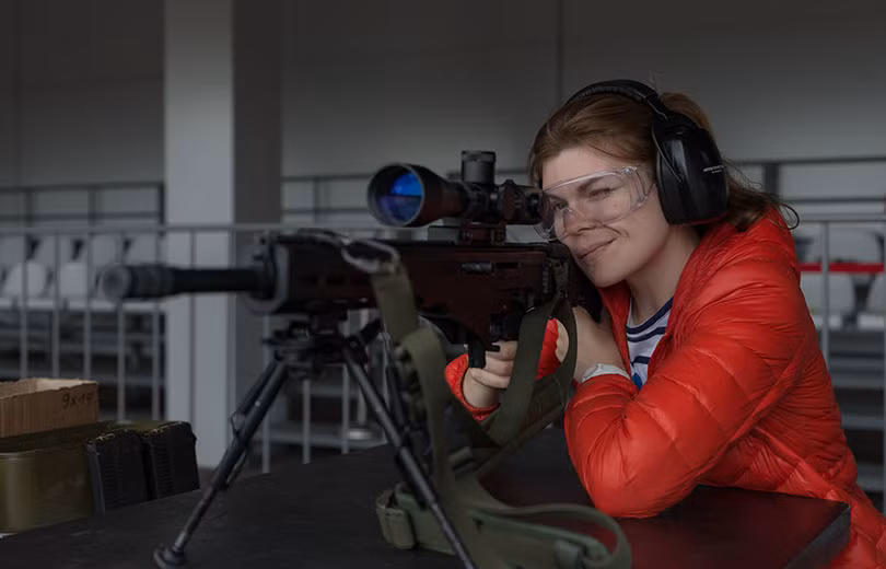 Một góc khác ở trường bắn của Kalashnikov. Nữ du khách trải nghiệm khả năng tác xạ của mình với súng trường bắn tỉa SVK của Kalashnikov tại triển lãm ARMY-2017. SVK là một trong những khẩu súng bắn tỉa hiện đại mới nhất do Kalashnikov sản xuất. Sử dụng cỡ đạn 7,62x54, khẩu súng này có khả năng gấp báng rất gọn nhẹ. Nguồn ảnh: Kalashnikov.