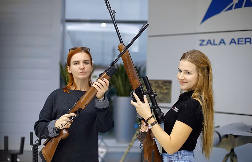 Trong triển lãm cũng không thiếu các khẩu súng "đồ cổ" được sản xuất bởi hãng Kalashnikov. Kalashnikov cũng chính là tên nhà thiết kế đã sáng chế ra khẩu AK-47 vĩ đại, thứ vũ khí được mệnh danh là "vũ khí toàn dân" với giá trị hiện tại trên thị trường Trung Phi chỉ vào khoảng vài trăm USD cho mỗi khẩu. Nguồn ảnh: Kalashnikov.