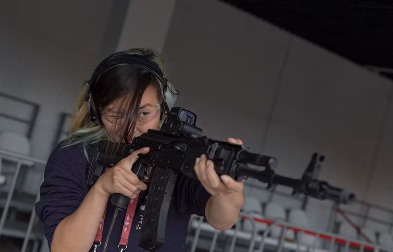 Có lẽ được chị em quan tâm nhiều nhất vẫn là khẩu súng trường tấn công AK-12. Khác với các dòng AK trước đây, AK-12 sử dụng cỡ đạn 5,45x39mm. Khẩu súng được ra đời vào năm 2010. Nguồn ảnh: Kalashnikov.