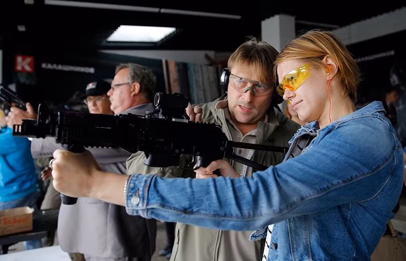 Do sử dụng cỡ đạn 9mm, tầm bắn lý thuyết của khẩu súng này chỉ vào khoảng 200 mét và tầm bắn thực tế chỉ khoảng 100 mét đổ lại. Tuy nhiên tốc độ bắn của nó lại cực kỳ nhanh với khả năng bắn được tới 750 viên mỗi phút, cung cấp hỏa lực càn quét rất lớn khi tác chiến trong khu vực nhỏ hẹp. Nguồn ảnh: Kalashnikov.