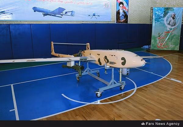 Được công khai lần đầu tiên vào năm 2015, máy bay không người lái tầm trung Sadegh-1 của Iran có khả năng bay với tốc độ bay từ 150 tới 200 km/h với tầm hoạt động khoảng 5km. Thiết kế của Sadegh-1 hoàn toàn không có gì nổi trội ngoài việc nó có khả năng mang theo các tên lửa không đối không Misagh-2 cũng do Iran chế tạo. Nguồn ảnh: BDV.