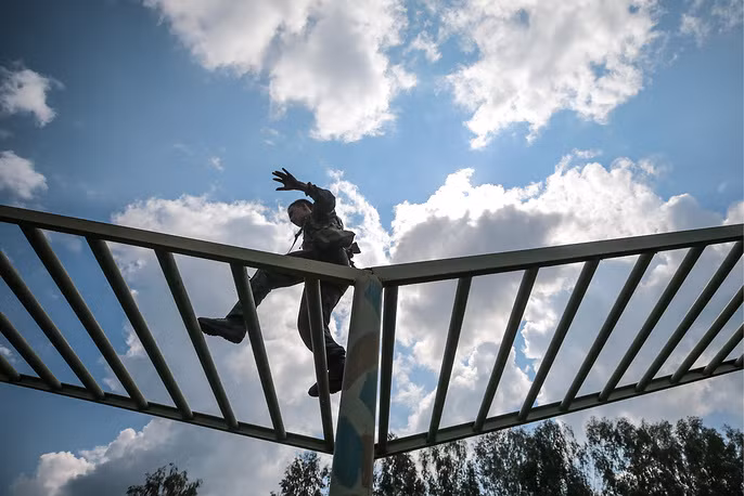 Hình ảnh một lính trinh sát tham gia Army Scout Masters, với chướng ngại vật là đi thăng bằng trên không, đây là một kỹ năng rất quan trọng đối với bất kỳ lính trinh sát bộ binh nào bởi họ luôn phải trong tình trạng sẵn sàng chiến đấu. Ở phần thi này đại diện mỗi đội phải di chuyển trên chướng ngại vật mà không được dùng tay, nếu vi phạm sẽ bị phạt cộng giờ và phải quay lại thực hiện vượt chướng ngại vật lại từ đầu. Nguồn ảnh: Tass.