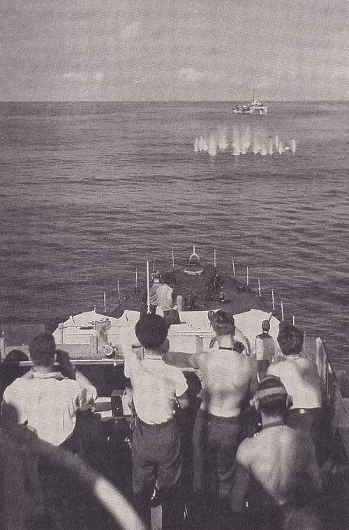 Sức nổ của quả mìn chỉ là phụ, chính sức ép từ vụ nổ được truyền qua môi trường nước mới là thứ vũ khí chính có thể “bóp bẹp” bất cứ chiếc tàu ngầm nào ở trong khoảng cách vài ba chục mét. Còn tầm bắn của Hedgehog có thể lên đến hơn 230m với tốc độ chìm từ 6,7 đến 7,2m/s. Nguồn ảnh: Youtube.