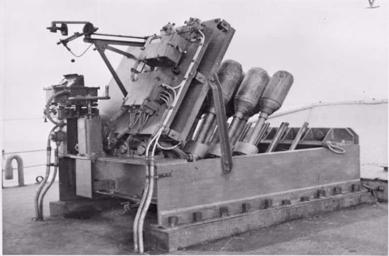 Và để có thể chạm tới được các tàu ngầm U-boat của Đức, Hedgehog được trang bị ngòi nổ hẹn giờ và tùy thuộc độ sâu của tàu ngầm đối phương khi lặn thời gian hẹn giờ cho Hedgehog sẽ được đặt cho phù hợp. Và với 24 quả đạn nổ cùng lúc dưới mặt nước Hedgehog thật sự là cơn ác mộng đối với bất cứ tàu ngầm nào phải đối mặt với chúng. Nguồn ảnh: Navy.