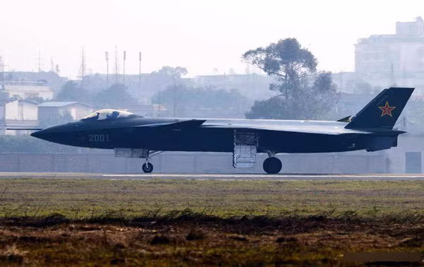 Chengdu J-20 là chiến đấu cơ tàng hình tầm xa mới của Trung Quốc, được thiết kế để đối đầu với dòng tiêm kích thế hệ 5 như là F-22 Raptor của Mỹ và PAK-FA của Nga. Nguồn ảnh: military-today.