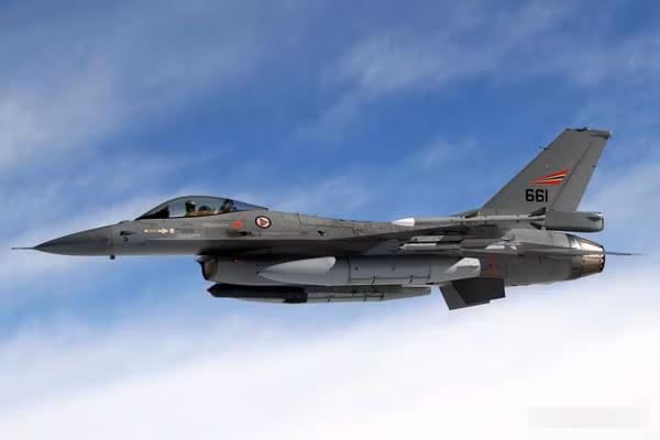 F-16 nhẹ và rẻ hơn F-15 Eagle. Nhưng F-16 đi theo hướng đa nhiệm. F-16 nhỏ nhưng cơ động cao. Máy bay được sử dụng ở 26 nước và đã khẳng định được năng lực trong thực chiến. Nguồn ảnh: military-today.