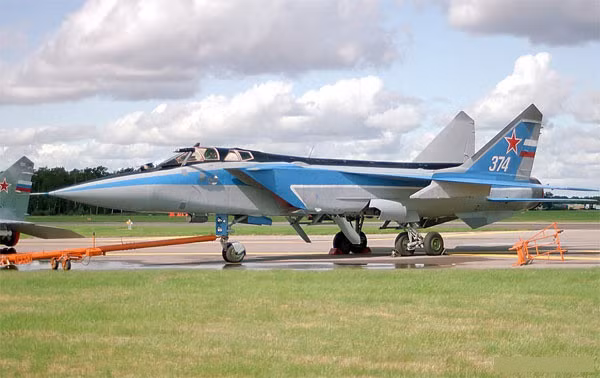 MiG-31 vốn được phát triển để giúp hệ thống phòng không Liên Xô đối phó với mối nguy từ máy bay cường kích NATO và tên lửa hành trình. Máy bay bay được cao, nhanh nhưng độ linh hoạt kém. Nguồn ảnh: military-today.