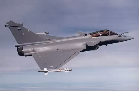 Rafale phục vụ trong cả không quân và hải quân Pháp. Máy bay này có hệ thống liên lạc hàng không rất hiện đại. Mức độ linh hoạt cực cao. Nó có thể ngắm bắn 4 mục tiêu cùng một lúc. Nguồn ảnh: military-today.