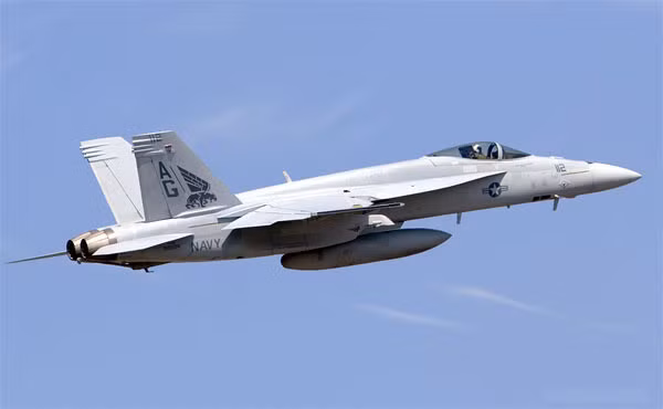 Super Hornet là máy bay tiêm kích đa nhiệm có năng lực nhất của hải quân Mỹ. Xuất kích từ tàu sân bay, nó có thể tấn công mục tiêu cả trên biển lẫn trên bộ. Nguồn ảnh: military-today.