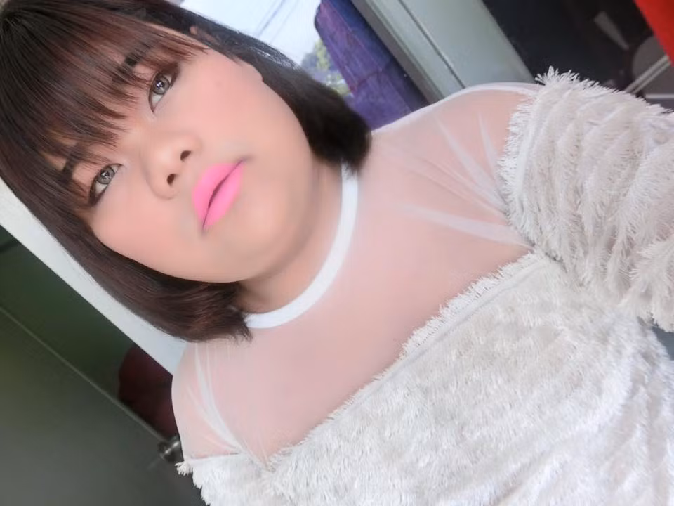 Thay người yêu nhanh như thay áo, mà anh nào cũng rất bảnh, dân mạng đồng loạt khẳng định Happy Polla vô cùng đào hoa trong chuyện tình duyên. Mặc dù gương mặt và thân hình xấu thảm hại nhưng những điều này chẳng hề ảnh hưởng đến con đường tìm thấy tình yêu đích thực của cô. Thậm chí người ta còn hỏi xin kinh nghiệm của Happy Polla để chiếm được trái tim nam nhân.