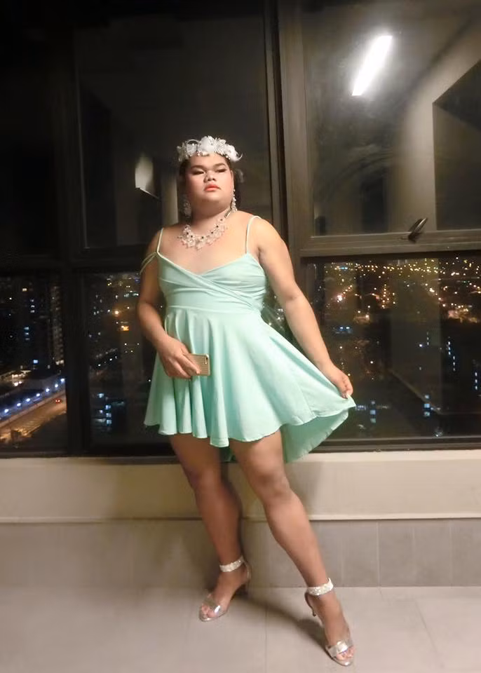 Thời gian gần đây, trên trang cá nhân của Happy Polla thường xuyên xuất hiện các bức hình cô làm người mẫu ảnh hay đi tham gia sự kiện. Đằng sau cô còn có cả một ekip chuyên trang điểm, lựa chọn trang phục cho “mỹ nhân” mỗi lần lên hình. Dân mạng đặt câu hỏi, không biết công ty giải trí nào có đủ can đảm để đưa cô dấn thân vào giới showbiz Thái.