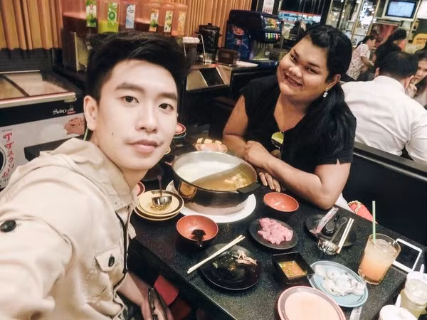 Mới đây, trên trang cá nhân của hot girl Happy Polla lại được phen dậy sóng khi cô nàng tiếp tục đăng ảnh tình tứ bên bạn trai mới. Và điều bất ngờ hơn cả đó là “người ấy” của Happy Polla rất đẹp trai, gương mặt khá thư sinh, hiền hòa. Cặp đôi không ngại ngần đăng tải các bức ảnh hẹn hò tại nhiều nhà hàng sang trọng, làm không ít cô gái trẻ khóc hết nước mắt vì ghen tỵ.