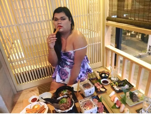 Bắt đầu gây sự chú ý với truyền thông vào năm 2013 bằng các bức ảnh “xấu đau xấu đớn”, đến nay tên tuổi của cô nàng thảm họa Happy Polla người Thái Lan đã để lại nhiều dấu ấn đậm nét trong lòng dân mạng châu Á. Hàng loạt các fanpage dưới tên cô được ra đời thu hút lượng theo dõi khổng lồ của giới trẻ các nước. Nhờ sự tự tin thái quá vào nhan sắc và phong cách thời trang có phần “lố bịch”, mỗi bức ảnh của “người đẹp” xứ Chùa Vàng đăng trên trang cá nhân đều hút được hàng triệu bình luận ném đá, châm chọc.