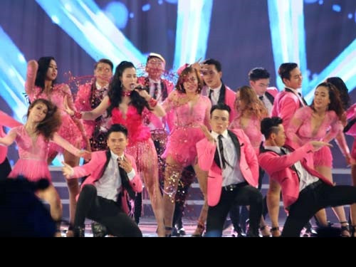 Dù trong một chương trình như chung kết HHVN thì những màn biểu diễn sôi động, nhạc hay, vũ đạo hoành tráng và sân khấu đẹp rất cần thiết... nhưng màn trình diễn của Đông Nhi và Tóc Tiên lại bị nhận xét là dễ khiến người xem "căng thẳng". Bởi phần trình diễn của họ đều là những bản nhạc điện tử có tiết tấu rất mạnh, phần vũ đạo tuy đẹp nhưng dường như khán giả không nghe nổi họ hát những gì. Ngoài ra, cách dựng hình phát sóng chương trình trực tiếp của phía đài truyền hình trong những màn trình diễn này cũng khiến khán giả khá rối mắt và đôi khi không theo kịp những gì đang diễn ra trên màn ảnh.