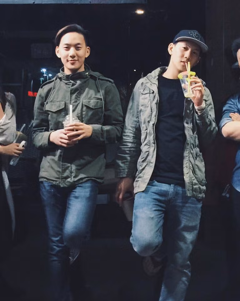 Phong cách thời trang cực cool của Jason và Justin chẳng kém gì các ngôi sao âm nhạc Hàn Quốc.