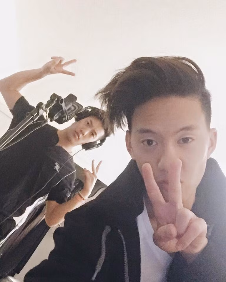 Thường các cặp song sinh luôn trái ngược nhau về cá tính và sở thích, tuy nhiên Jason và Justin lại có rất nhiều sở thích tương đồng, tình cảm của 2 anh em cũng rất khăng khít, gắn bó. Hai anh em luôn sát cánh bên nhau trong mọi hoạt động liên quan đến âm nhạc.