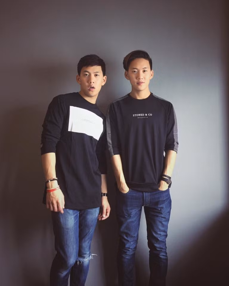  Cặp song sinh gốc Việt Jason và Justin nổi tiếng trên mạng xã hội nhờ ngoại hình quá đỗi điển trai và tài ca hát giỏi. Sở hữu nhiều vlog cực chất được hàng triệu người theo dõi, đến nay tên tuổi của 2 chàng trai này đã được đông đảo giới trẻ châu Á biết đến.