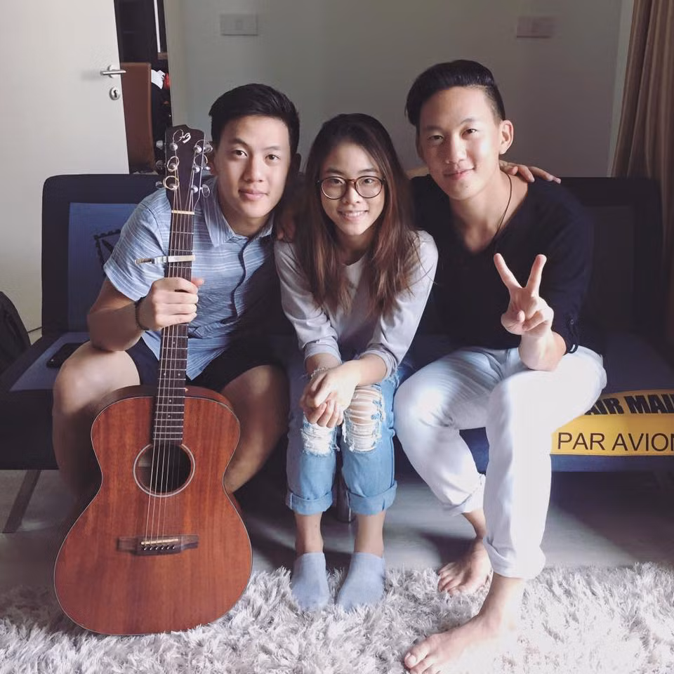 Mang trong mình 2 dòng máu Việt - Thái, 2 anh em song sinh này hiện đang sống và học tập tại Mỹ. Với niềm đam mê cuồng nhiệt dành cho âm nhạc, họ thường thực hiện những bản cover đăng tải trên YouTube thu hút hàng trăm nghìn lượt xem.