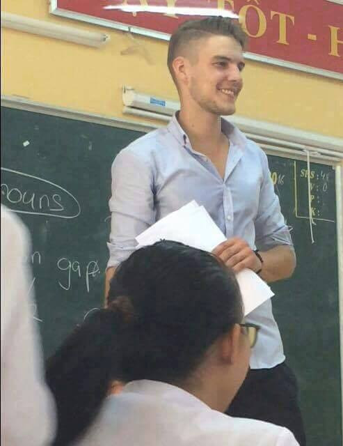 Theo tìm hiểu, thầy giáo Tây đẹp trai đang gây "bão" trên cộng đồng mạng Việt tên thật là Benjamin Jilli, là một 9X mang hai dòng máu Đức và CH Ireland. Theo nhiều thông tin từ các bạn trẻ lan truyền bức ảnh của "thầy Ben" trong ngày 28/8, thầy hiện đang công tác chính tại trường THPT Cầu Giấy, Hà Nội và là người đảm nhận dạy tiếng Anh khối lớp 11.