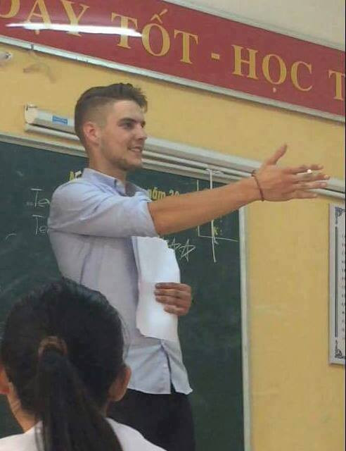 Ngoài ra, thầy Benjamin Jilli còn dạy cả ở trường THPT Ngô Gia Tự và THPT Lý Thường Kiệt, Hà Nội. Do dạy học ở vài ngôi trường trong khu vực Hà Nội nên dễ hiểu vì sao ngay sau khi những bức ảnh của "thầy Ben" được chia sẻ trên mạng, rất nhiều bạn trẻ, học sinh đã bình luận và nhận ra thầy ngay lập tức. Những dòng comment kiểu như: "Có thầy Tây đẹp trai dạy thế này, môn tiếng Anh sẽ không còn đáng sợ nữa" hay "Kể cả có ốm liệt giường, em vẫn 'bò' tới lớp để học tiết của thầy"... nhận được rất nhiều lượt like thể hiện sự đồng tình.