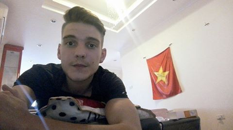 Theo nhiều bạn trẻ tự nhận là học sinh của "thầy Ben" tiết lộ thì thầy giáo của họ có khả năng nói tiếng Việt khá tốt, có thể giao tiếp với học sinh một các bình thường, thoải mái. Thầy giáo người Đức lai Ireland cũng là người rất yêu quý đất nước Việt Nam và thường có nhiều cách thể hiện tình yêu này qua những bức ảnh chụp trên trang cá nhân.