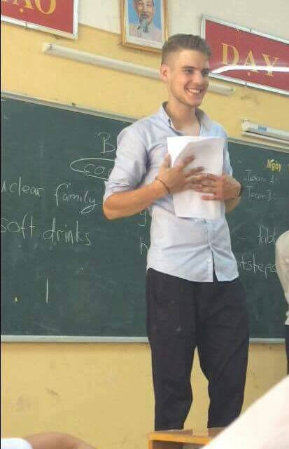 Lý do đơn giản khiến loạt ảnh chụp thầy giáo Tây hút hàng chục nghìn lượt thích như vậy dễ hiểu là do thầy quá đẹp trai, cùng với đó là một nụ cười rạng rỡ, cực duyên khi đứng trước lớp học. Nhiều bạn trẻ, học sinh bộc lộ cảm xúc, sự phấn khích của bản thân và mong muốn một ngày nào đó được gặp trực tiếp hoặc trở thành học sinh trong lớp mà người thầy ngoại quốc này giảng dạy. Các cô gái trẻ thì ngay lập tức dò hỏi những thông tin xoay quanh việc "thầy giáo đã có người yêu chưa?".