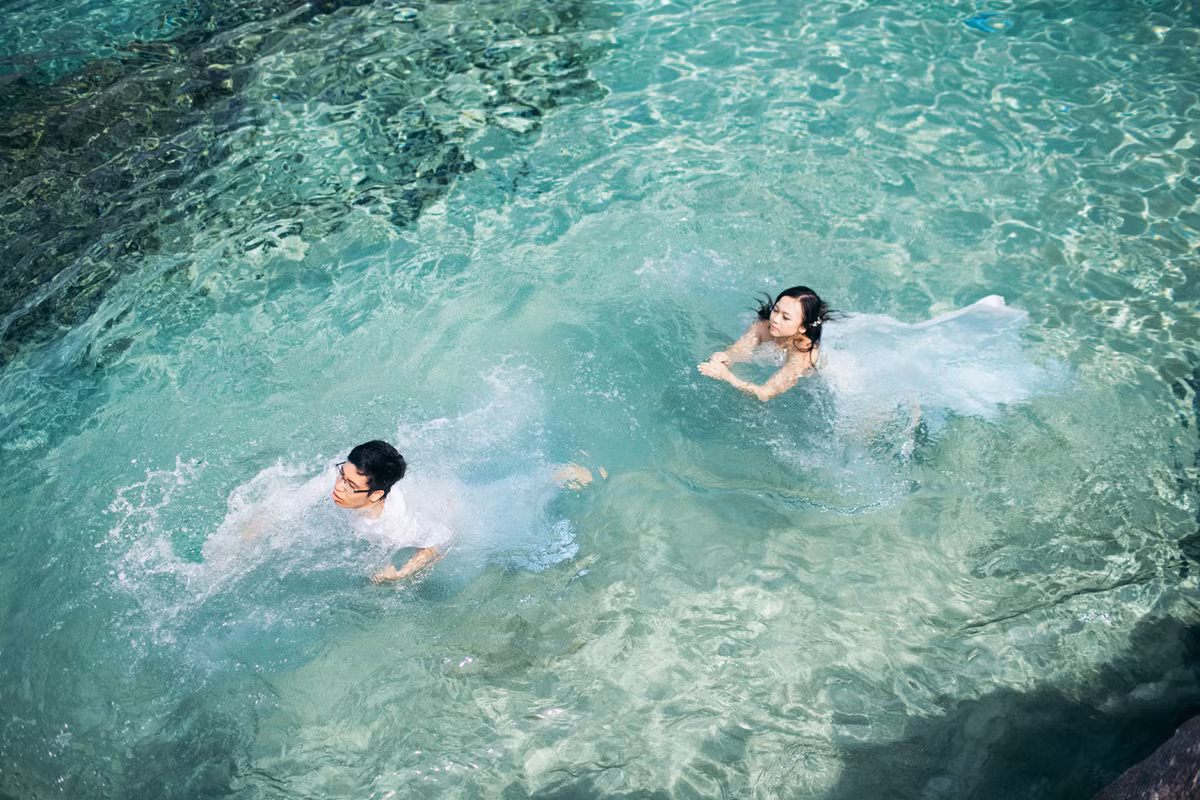 Những ngày du học xa nhà, Đức và Ngọc ở hai nơi khác nhau, học cũng khác trường, chỉ có thể tranh thủ gặp gỡ vào những khi có thời gian rảnh.