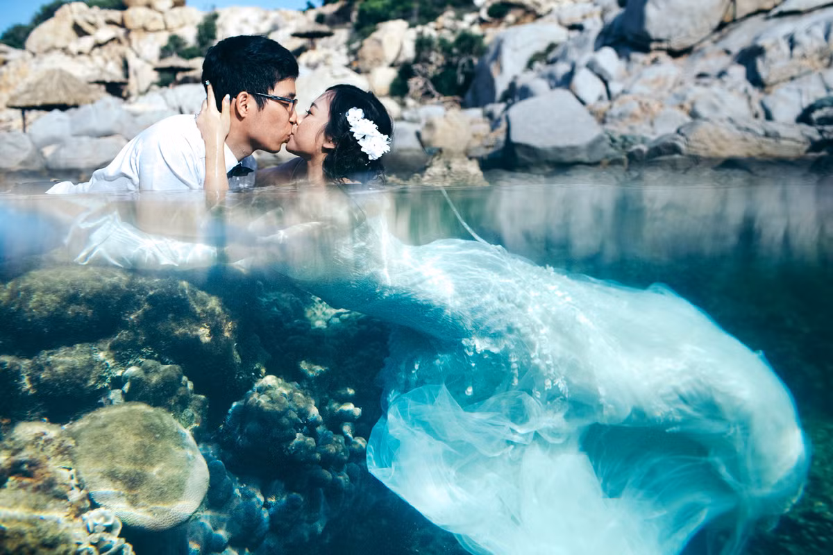 Sau 3 năm yêu xa thì Đức cũng lên đường sang Singapore học Đại học. Cho đến giờ, đôi bạn vẫn nhớ mãi những ngày xa cách mà hiếm có cơ hội được trò chuyện với nhau đều đặn hàng ngày, bởi hồi đó, internet và điện thoại chưa phổ biến như bây giờ, thành ra mỗi lần liên lạc đều rất khó khăn.