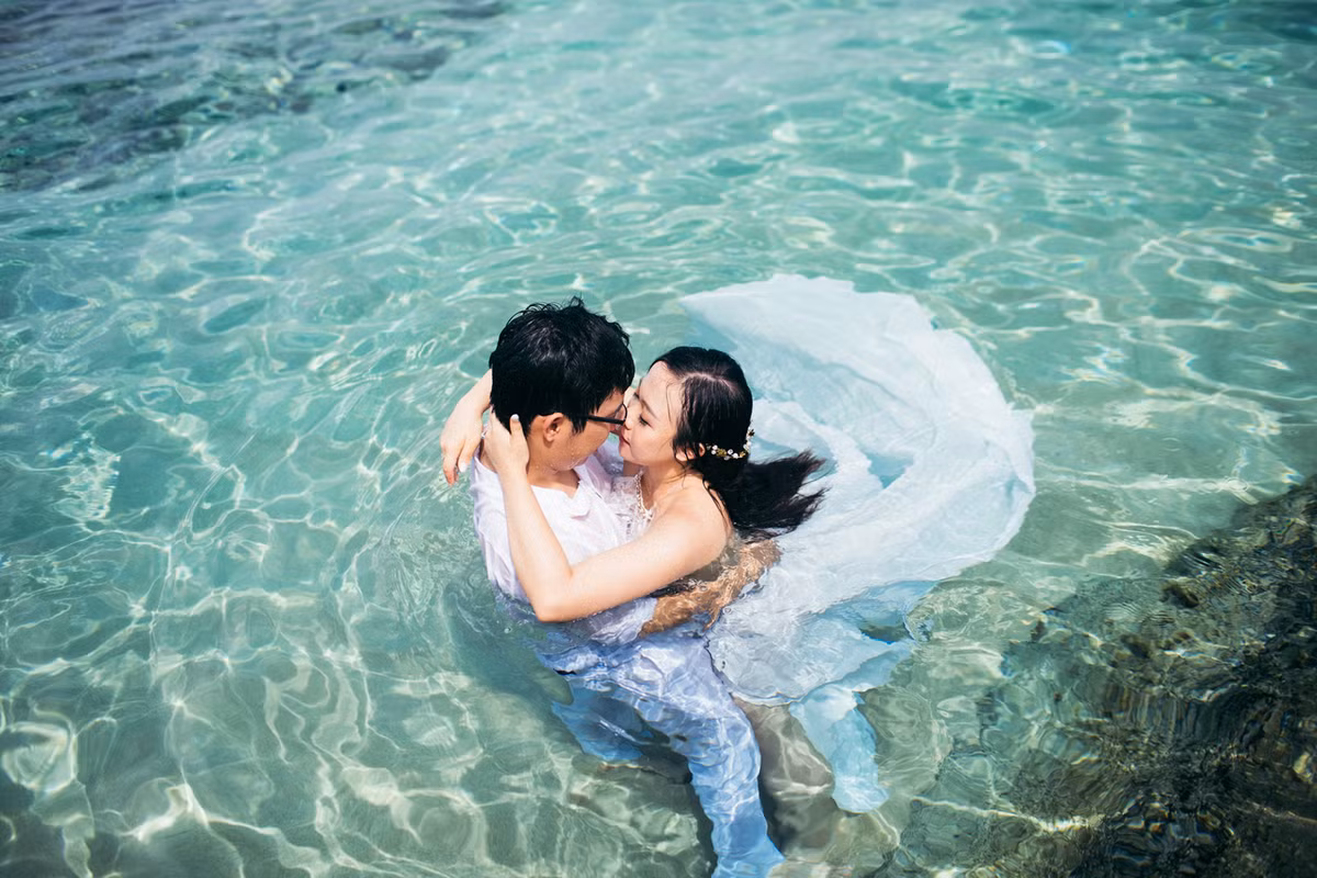 Ngọc vẫn nhớ như in có không biết bao nhiêu lần, Đức tan học trước rồi đi đá bóng cùng bạn, khi thấy lớp Ngọc tan học thì lập tức bỏ cả trận cầu để đi về cùng nhau. Có hôm, anh chàng còn đi cùng cô về rồi mới quay lại nhà mình.