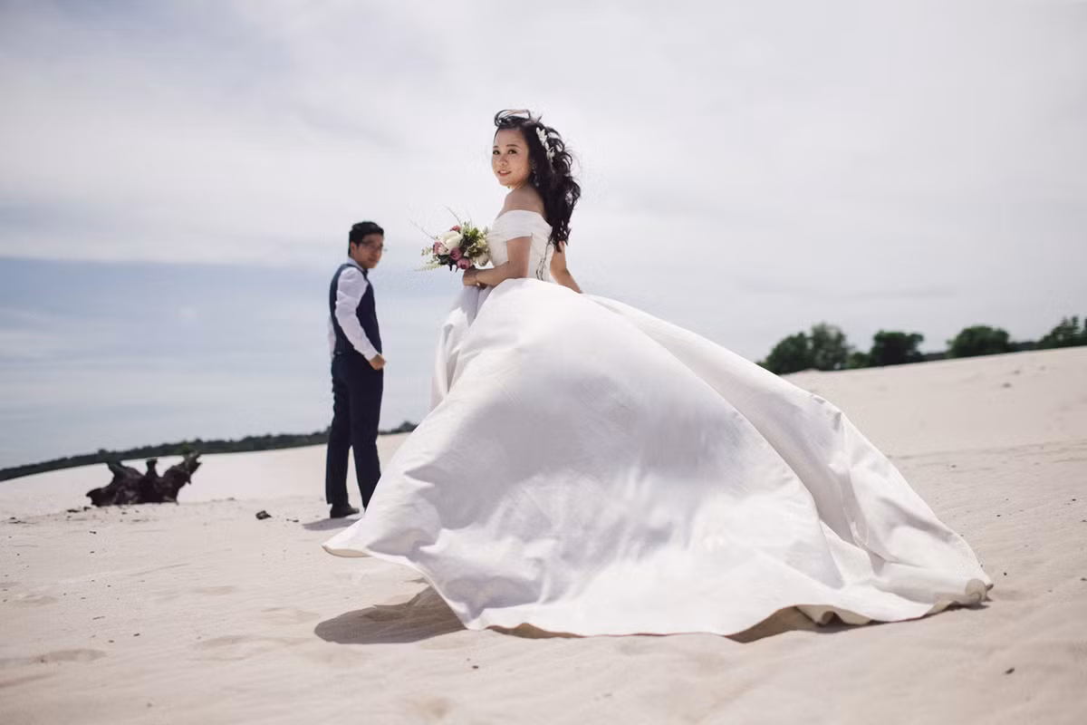 Bộ ảnh cưới là "đoạn kết" tuyệt đẹp của cặp đôi yêu nhau 11 năm. Bộ ảnh được thực hiện ở nơi biển xanh, cát trắng, nắng vàng lung linh... đẹp và lãng mạn hệt tình yêu của cặp đôi trẻ tuổi.