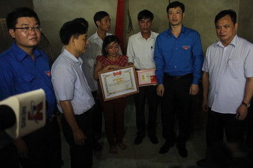 Các cấp chính quyền đã đến thăm gia đình nữ sinh Hà và trao tặng bằng khen cho em vì hành động dũng cảm, xả thân cứu người. Người mẹ đau đớn nhận bằng khen mà vẫn không thể kìm được nước mắt.