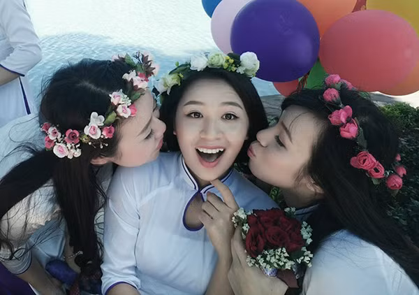 Với năng khiếu, sự chăm chỉ rèn luyện ngoài thành tích học tập cực "đỉnh", Thu Huyền còn đạt được vô số danh hiệu trong các cuộc thi dành cho cá nhân và tập thể. Cô bạn xứng đáng là một tấm gương sáng về học tập, rèn luyện để các bạn trẻ khác noi theo, góp phần giúp ích cho xã hội, phát triển đất nước.