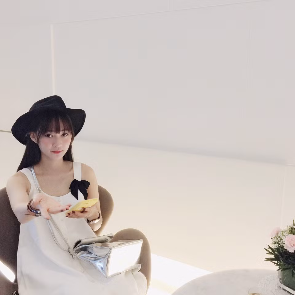 Bà chủ shop quần áo luôn xuất hiện trong các bộ cánh nổi bật, gu thời trang trẻ trung, ngọt ngào. Làn da trắng mịn giúp bạn gái Phở đặc biệt tự tin diện mọi trang phục.