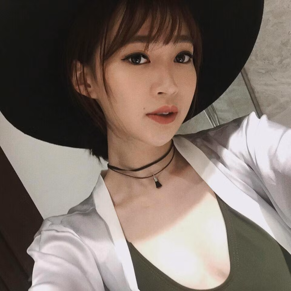 Là một cô gái đam mê và yêu thích thời trang, Sun Ht đang làm chủ một shop quần áo được nhiều bạn trẻ Hà Thành biết đến. Các mẫu thời trang tại cửa hàng của bạn gái chàng Phở rất đa dạng về mẫu mã, Sun Ht cũng kiêm luôn vị trí mẫu ảnh cho cửa hàng.