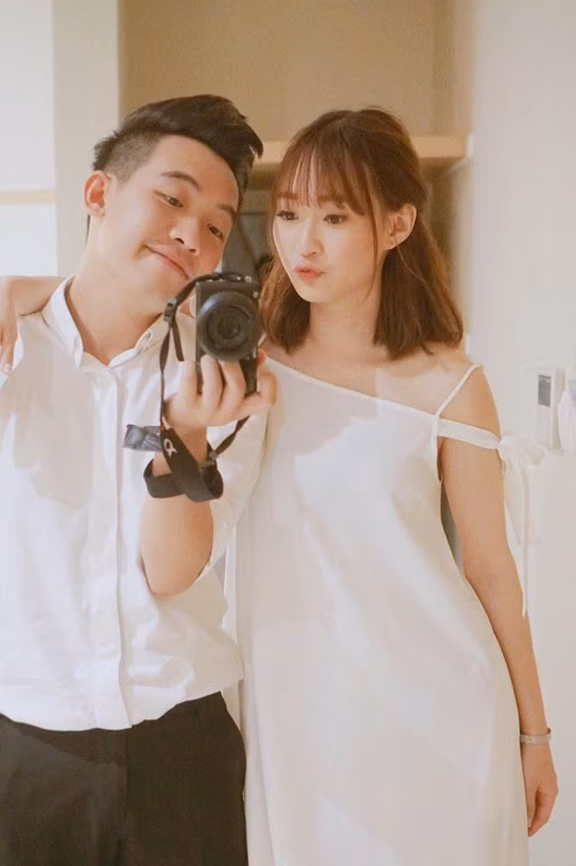 Đoàn Minh Nhật tên thường gọi Sun Ht - cô nàng hot girl Hà Thành khá nổi tiếng nhờ dung mạo xinh xắn, dễ thương đúng chất kẹo ngọt. Sun Ht là người bạn rất thân thiết với Chi Pu. Tuy không theo đuổi con đường nghệ thuật nhưng trang cá nhân của Sun Ht cũng sở hữu hàng nghìn lượt người theo dõi. Mới đây, tên tuổi của cô nàng hot teen cũng đã bước lên một tầm cao mới khi chính thức trở thành người yêu Phở đặc biệt.