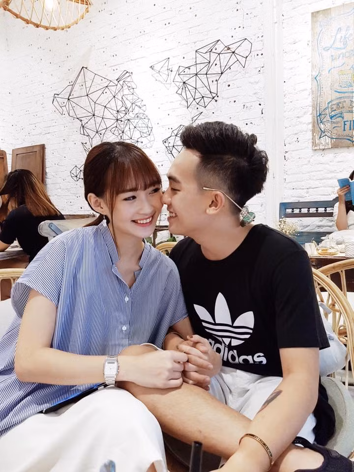 Trên trang cá nhân của anh chàng Phở đặc biệt – Tô Bửu Phát thường xuyên chia sẻ các bức ảnh tình tứ bên cô bạn gái xinh đẹp. Tuy kẻ bắc người nam nhưng chàng và nàng vẫn rất chăm chỉ bay ra bay vào thăm nhau, đủ thấy tình cảm họ dành cho nhau vô cùng sâu sắc và chân thành.