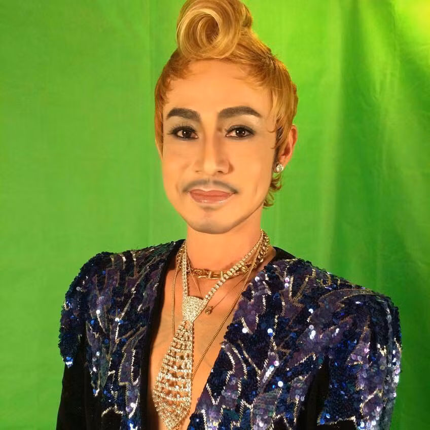  Thánh Áo mới Cà Mau - ca sĩ Tuấn Tú đang là cái tên được rất nhiều dân mạng Việt biết đến sau nhiều video, MV ca nhạc mang phong cách hài hước. Kiểu ăn mặc lòe loẹt, nửa nam nửa nữ, rất giống ca sĩ Tuấn Anh ở hải ngoại cũng là điểm nhấn thu hút sự quan tâm từ công chúng của Tuấn Tú. Sinh sống và hoạt động ở Mỹ nên Tuấn Tú khá im ắng trước việc anh đang tạo ra cơn "bão" trên mạng Việt Nam. Tuy nhiên mới đây, ca sĩ quái dị này đã gặp phải một vụ tai tiếng đầu tiên khi bị tố là người gạ gẫm một chàng trai trẻ.