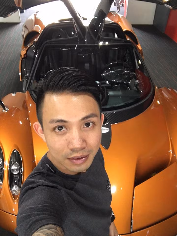 Minh "nhựa" tên thật là Phạm Trần Nhật Minh, được biết đến là một đại gia nổi tiếng Sài Gòn với việc sở hữu nhiều siêu xe. Nhưng nhiều người còn bất ngờ hơn khi biết thiếu gia này là CEO của một doanh nghiệp. Hiện tại, Nhật Minh đang đảm nhiệm chức vụ Phó tổng giám đốc điều hành Công ty TNHH Nhựa Long Thành, chịu trách nhiệm quản lý các mảng cung ứng, tài chính kế toán, hành chính nhân sự và sản xuất.