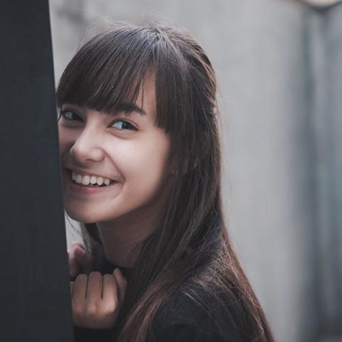 Qua một thời gian tìm hiểu, được biết, cô gái quảng cáo kem tên là Marisa Kaapro, 16 tuổi, hiện đang học tập và sinh sống cùng gia đình tại Bangkok. Marisa Kaapro khá nổi tiếng trong cộng đồng trẻ xứ Chùa Vàng nhờ nhan sắc cuốn hút, ngây thơ và vô cùng thuần khiết.