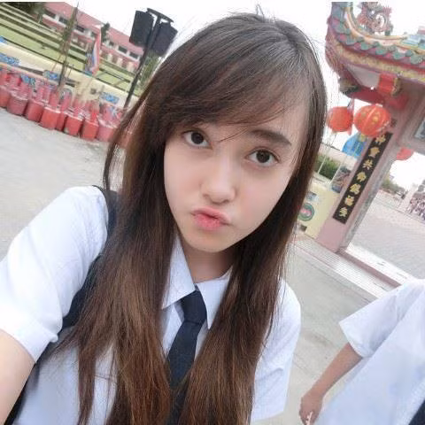 Cũng giống như các cô gái trẻ khác, Marisa Kaapro rất thích chụp ảnh "tự sướng" thể hiện nhiều động tác chu mỏ đáng yêu.