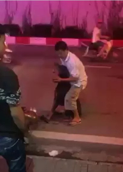 Trước đó, nguyên nhân dẫn đến việc chú chó Doberman bị đâm vào cổ rất dã man ngay trên phố cũng là đề tài tranh cãi của rất nhiều người. Dựa vào clip quay lại được, sự việc xảy ra khi Jin đang được chủ dắt đi dạo thì bị một chú chó ta thả rông của một người lạ từ đâu nhào đến cắn xé. Chủ của Jin rất cố gắng để tách hai chú chó ra, tưởng chừng sau đó câu chuyện sẽ qua đi nhưng bất ngờ người chủ của chú chó ta đã bất ngờ dùng dao lao tới tấn công Jin khiến chủ nó vô cùng hoảng sợ.