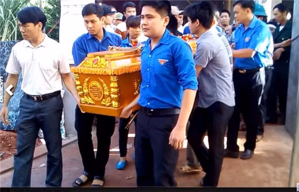 Ngay trong ngày, thi thể của Hà được người dân quanh vùng vớt lên và đưa về gia đình chôn cất. Đám tang của Hà xuất hiện hàng nghìn người dân trong huyện Thọ Xuân đến phúng viếng, chia buồn với gia cảnh neo đơn của mẹ Hà. Chính quyền địa phương cũng đến giúp mẹ Hà mai táng cô con gái xấu số.