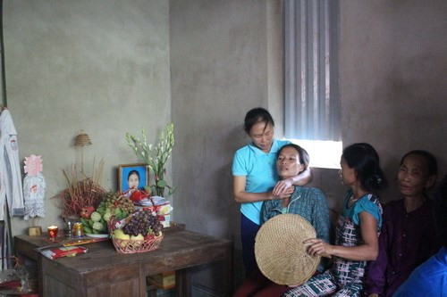 Mẹ của Hà, cô Trần Thị Luyện khóc ngất đi bên ảnh thờ của con, nhà chỉ có 2 mẹ con, gia đình lại nghèo đói, quanh năm chỉ trông vào gánh rau mang ra chợ bán nuôi con. Ấy vậy mà cuộc sống nghiệt ngã đã cướp đi niềm vui, niềm hi vọng cuối cùng của cô Luyện. 