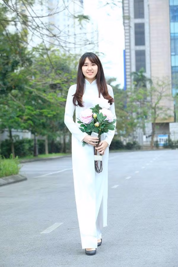 Hoàng Ngọc Mai (SN 1997), cô bạn nữ sinh Việt chân dài, học giỏi, xinh đẹp là cựu học sinh lớp 12 trường Trường chuyên Hà Nội Amsterdam vừa vinh dự nhận học bổng hơn 180 nghìn USD của trường ĐH Bryn Mawr (Mỹ) trước sự ngưỡng mộ của rất đông bạn trẻ Việt. Không chỉ gây ấn tượng bằng bảng thành tích học tập đáng nể, Ngọc Mai còn dễ gây thương nhớ khi sở hữu chiều cao như người mẫu 1m73 và khuôn mặt rất xinh xắn.