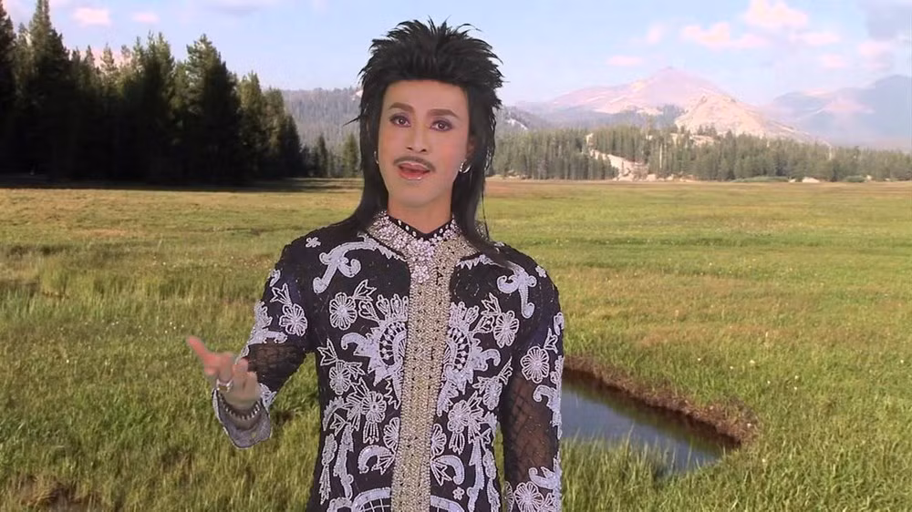 Tuấn Tú cho biết từ lâu anh đã rất yêu thích ca sĩ Tuấn Anh. Mọi yếu tố từ cách ăn mặc, cách chọn kiểu tóc, cách hát và biểu diễn trên sân khấu của Tuấn Anh đều khiến Tuấn Tú thích thú, say mê. Sau này khi quyết định dấn thân vào nghệ thuật, Tuấn Tú đã xác định luôn ngay từ đầu rằng sẽ biến bản thân mình trở nên giống ca sĩ Tuấn Anh nhiều nhất có thể. "Đã có một ca sĩ Tuấn Anh ăn mặc rất ấn tượng và rất nổi tiếng như vậy rồi thì tại sao lại không thể có một người giống hệt anh ấy?", ca sĩ Tuấn Tú chia sẻ.