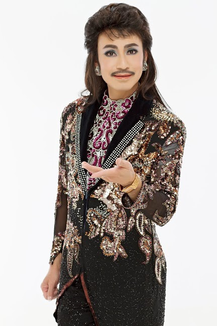 Tuấn Tú nổi lên như một hiện tượng mạng Việt Nam khi clip MV Áo mới Cà Mau remix của anh được lan truyền rộng rãi. Với những sự lập dị thể hiện trong phần hình ảnh của MV nhiều người nói đùa rằng chính Tuấn Tú đã trở thành người "nâng tầm" cho ca khúc "Áo mới Cà Mau" và sau đó biệt danh thánh "Áo mới Cà Mau" cũng gắn liền với nam ca sĩ này cho đến nay. Hiện tại Tuấn Tú đang hoạt động ở hải ngoại và giọng hát hay, luyến láy đặc sắc của anh cũng khiến không ít khán giả yêu thích.